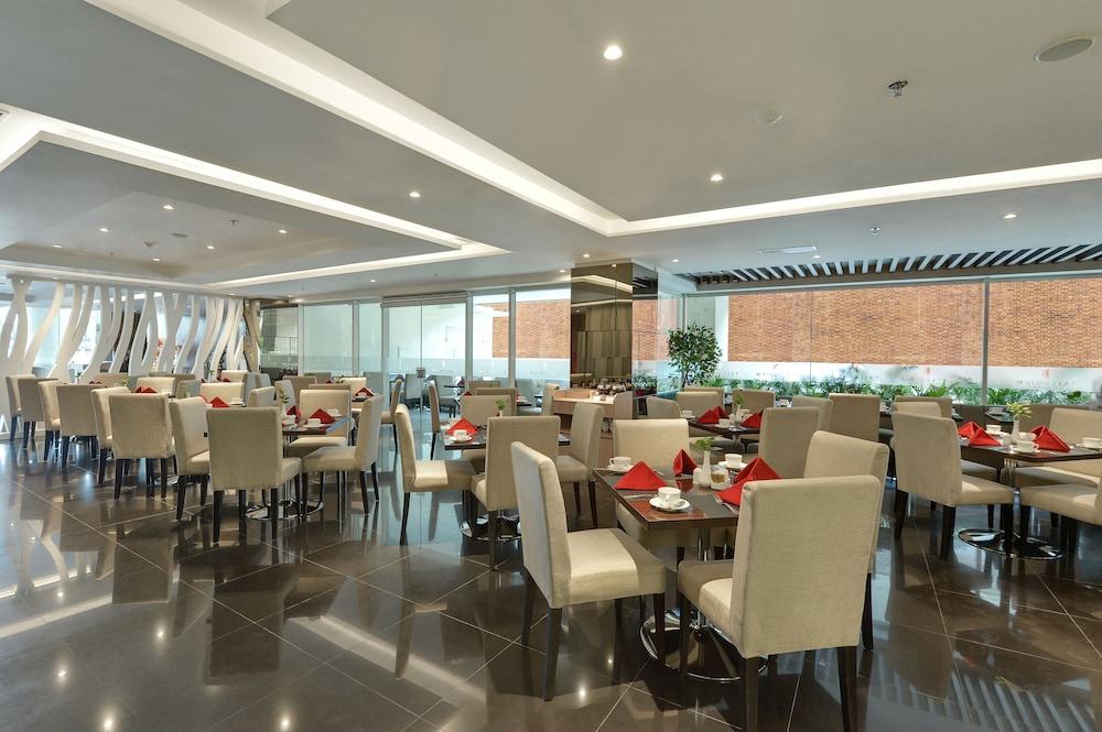 Platinum Adisucipto Hotel & Conference Center Kalasan Dış mekan fotoğraf