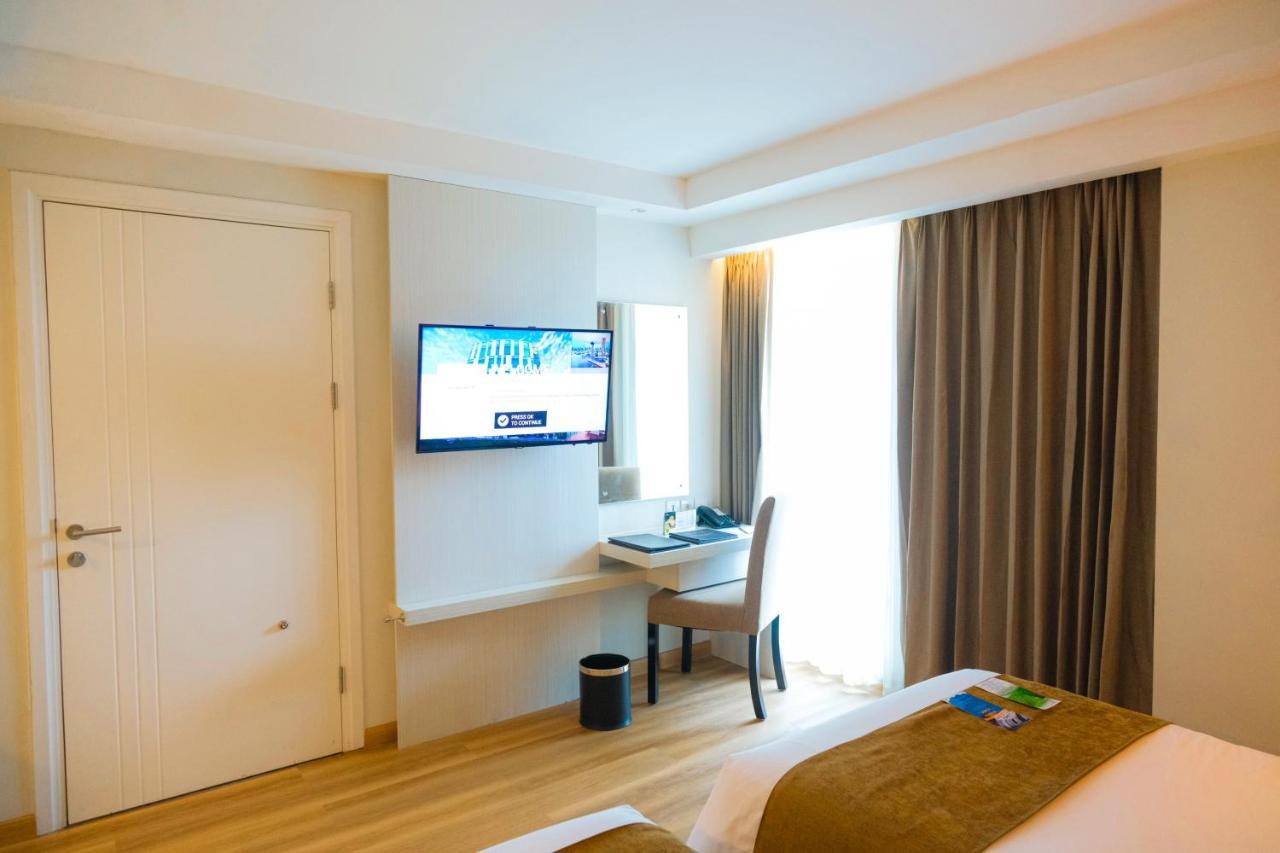 Platinum Adisucipto Hotel & Conference Center Kalasan Dış mekan fotoğraf