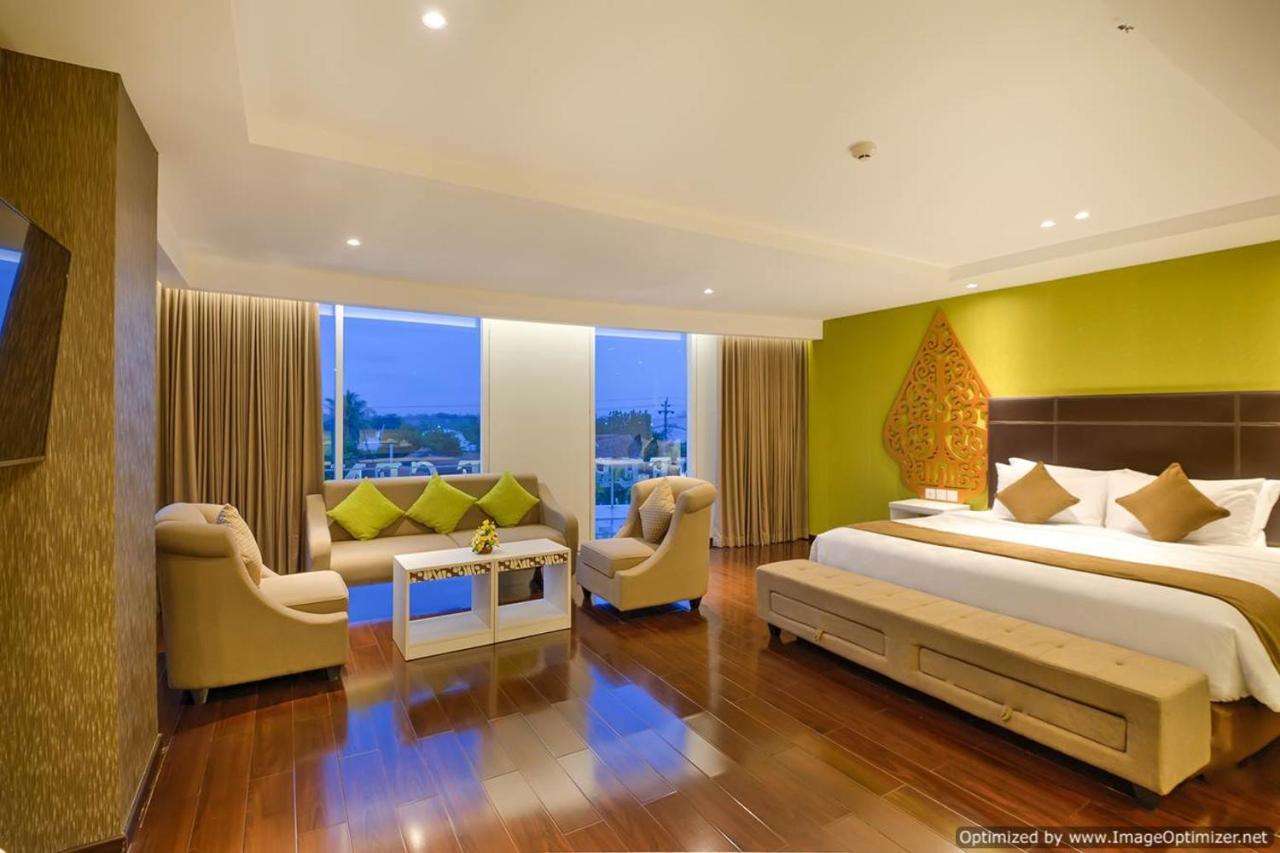 Platinum Adisucipto Hotel & Conference Center Kalasan Dış mekan fotoğraf